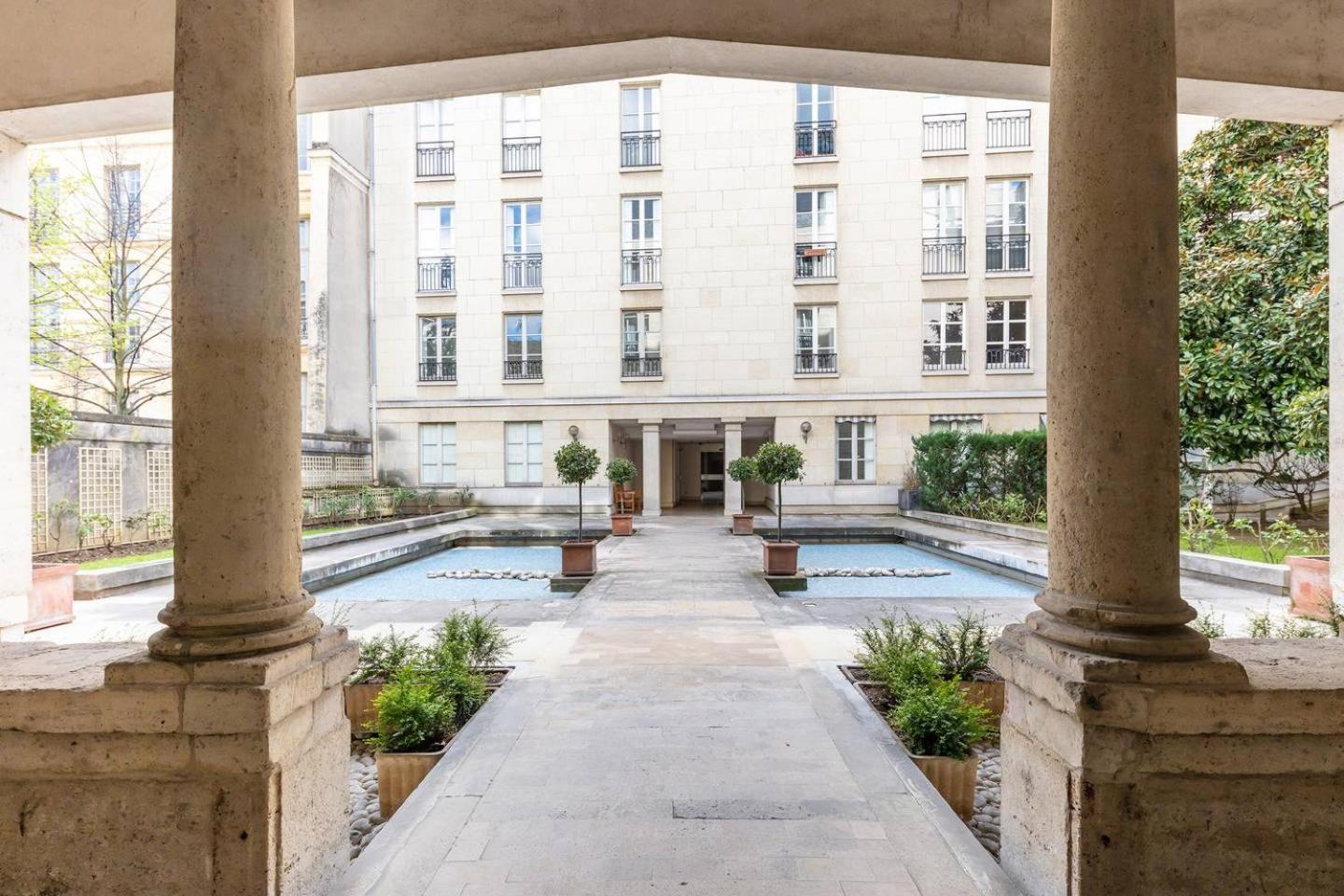 Home In Paris Marais Elegant Flat In Old Paris Bagian luar foto