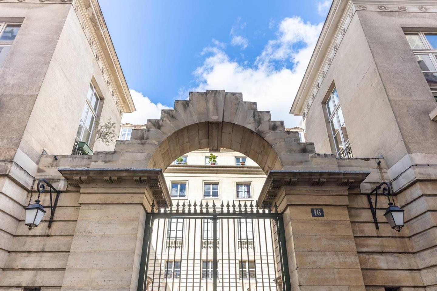 Home In Paris Marais Elegant Flat In Old Paris Bagian luar foto